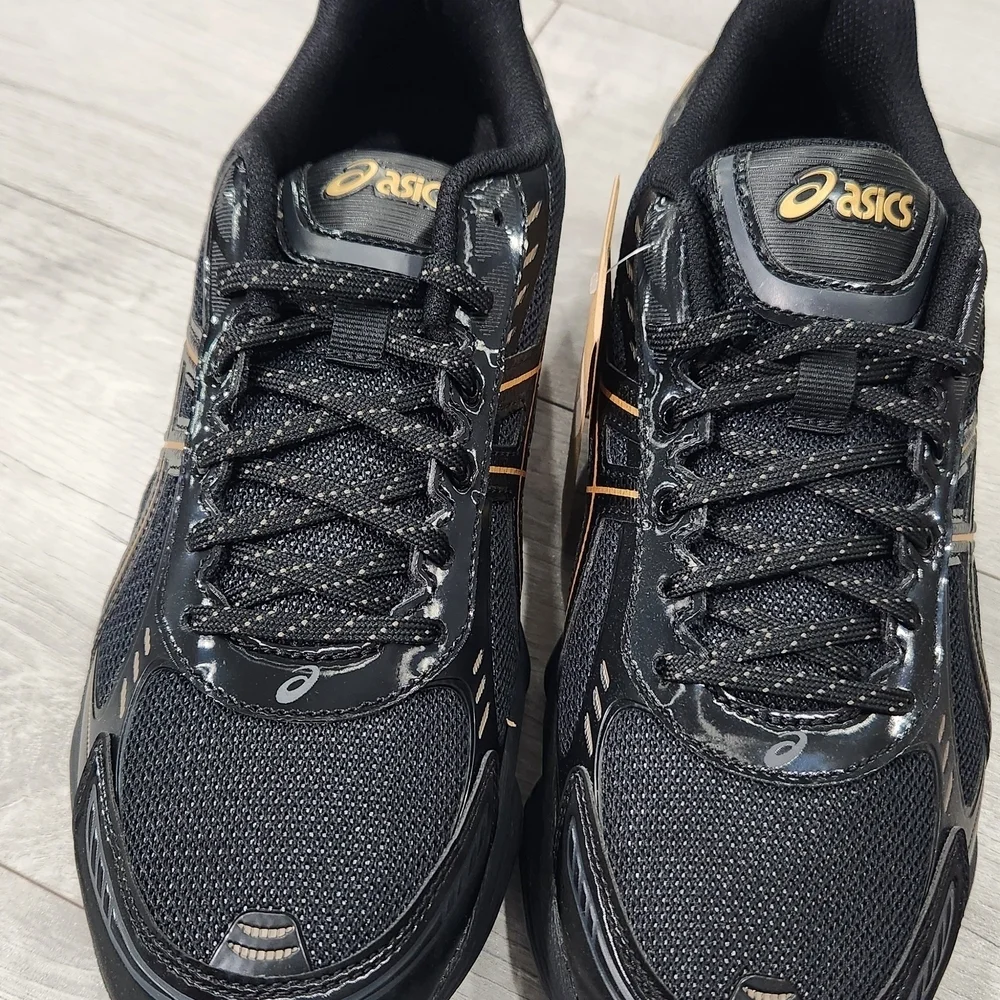 ASICS Men's Black and Gold Running Shoes. Size 9.0